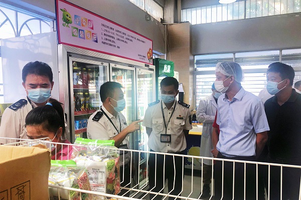 市市场监管局盐田局突击检查学校外包食堂食品安全主体责任落实情况.jpg