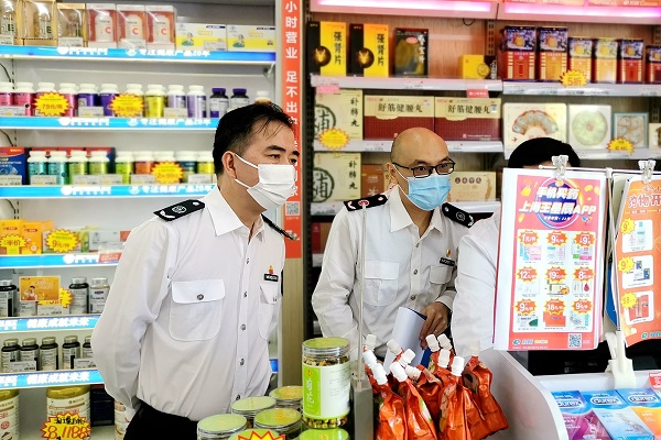 局党组成员、市食品药品安全总监王利峰带队检查疫情防控“药店哨点”监测工作.jpg