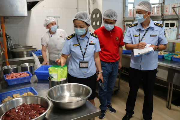 市市场监管局罗湖局科所联动开展高考前各考点学校及周边食品安全保障工作.jpg