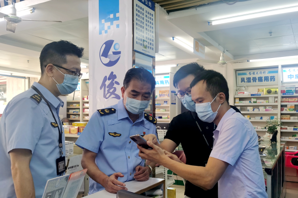 局党组成员、市食品药品安全总监王利峰率队开展药店哨点督导工作.jpg