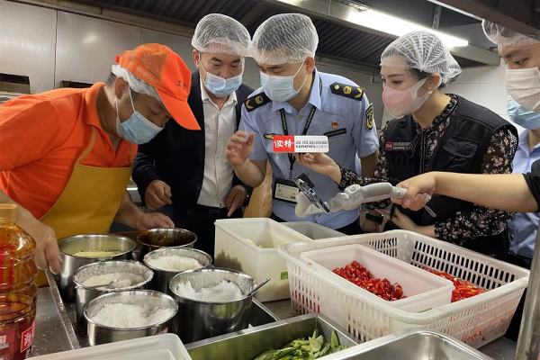 “食盐阳光执法行动”走进盐田沙头角保税区工会大食堂.jpg