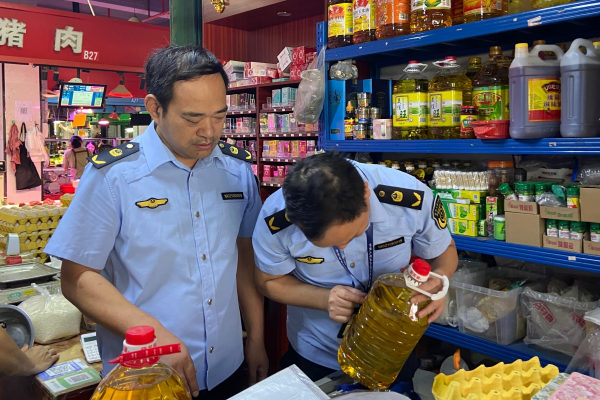 市市场监管局深汕局开展食品经营环节食用油专项检查.jpg